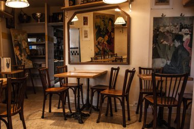 Paris, Fransa-6 Ekim 2016: etkileyici Cafe Montmartre Montmartre tepe üzerinde. Geleneksel Fransız cafe ve sanat galerileri Montmartre Paris en çok ziyaret edilen yerlerinden biridir.