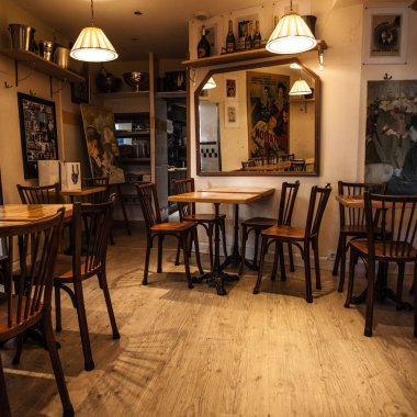 Paris, Fransa-6 Ekim 2016: etkileyici Cafe Montmartre Montmartre tepe üzerinde. Geleneksel Fransız cafe ve sanat galerileri Montmartre Paris en çok ziyaret edilen yerlerinden biridir.