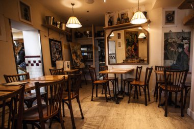 Paris, Fransa-6 Ekim 2016: etkileyici Cafe Montmartre Montmartre tepe üzerinde. Geleneksel Fransız cafe ve sanat galerileri Montmartre Paris en çok ziyaret edilen yerlerinden biridir.