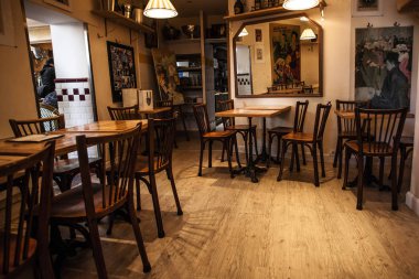 Paris, Fransa-6 Ekim 2016: etkileyici Cafe Montmartre Montmartre tepe üzerinde. Geleneksel Fransız cafe ve sanat galerileri Montmartre Paris en çok ziyaret edilen yerlerinden biridir.
