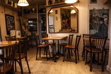 Paris, Fransa-6 Ekim 2016: etkileyici Cafe Montmartre Montmartre tepe üzerinde. Geleneksel Fransız cafe ve sanat galerileri Montmartre Paris en çok ziyaret edilen yerlerinden biridir.