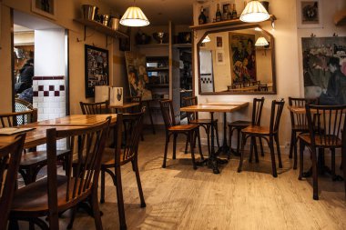 Paris, Fransa-6 Ekim 2016: etkileyici Cafe Montmartre Montmartre tepe üzerinde. Geleneksel Fransız cafe ve sanat galerileri Montmartre Paris en çok ziyaret edilen yerlerinden biridir.