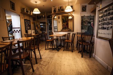 Paris, Fransa-6 Ekim 2016: etkileyici Cafe Montmartre Montmartre tepe üzerinde. Geleneksel Fransız cafe ve sanat galerileri Montmartre Paris en çok ziyaret edilen yerlerinden biridir.