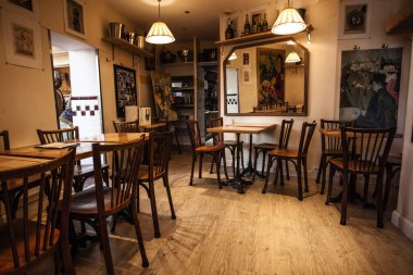 Paris, Fransa-6 Ekim 2016: etkileyici Cafe Montmartre Montmartre tepe üzerinde. Geleneksel Fransız cafe ve sanat galerileri Montmartre Paris en çok ziyaret edilen yerlerinden biridir.