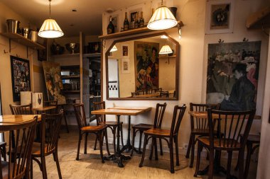 Paris, Fransa-6 Ekim 2016: etkileyici Cafe Montmartre Montmartre tepe üzerinde. Geleneksel Fransız cafe ve sanat galerileri Montmartre Paris en çok ziyaret edilen yerlerinden biridir.