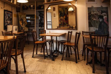 Paris, Fransa-6 Ekim 2016: etkileyici Cafe Montmartre Montmartre tepe üzerinde. Geleneksel Fransız cafe ve sanat galerileri Montmartre Paris en çok ziyaret edilen yerlerinden biridir.