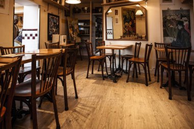 Paris, Fransa-6 Ekim 2016: etkileyici Cafe Montmartre Montmartre tepe üzerinde. Geleneksel Fransız cafe ve sanat galerileri Montmartre Paris en çok ziyaret edilen yerlerinden biridir.