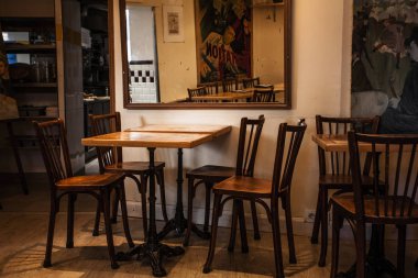 Paris, Fransa-6 Ekim 2016: etkileyici Cafe Montmartre Montmartre tepe üzerinde. Geleneksel Fransız cafe ve sanat galerileri Montmartre Paris en çok ziyaret edilen yerlerinden biridir.