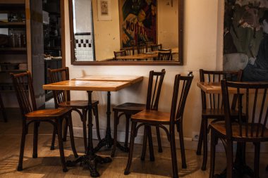 Paris, Fransa-6 Ekim 2016: etkileyici Cafe Montmartre Montmartre tepe üzerinde. Geleneksel Fransız cafe ve sanat galerileri Montmartre Paris en çok ziyaret edilen yerlerinden biridir.