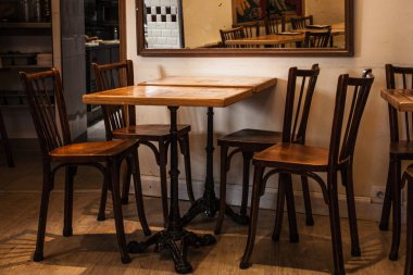 Paris, Fransa-6 Ekim 2016: etkileyici Cafe Montmartre Montmartre tepe üzerinde. Geleneksel Fransız cafe ve sanat galerileri Montmartre Paris en çok ziyaret edilen yerlerinden biridir.