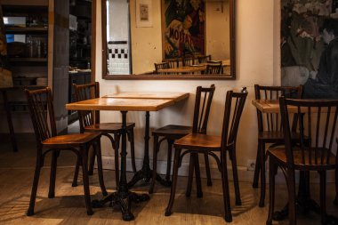 Paris, Fransa-6 Ekim 2016: etkileyici Cafe Montmartre Montmartre tepe üzerinde. Geleneksel Fransız cafe ve sanat galerileri Montmartre Paris en çok ziyaret edilen yerlerinden biridir.