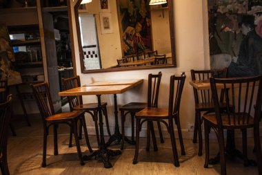 Paris, Fransa-6 Ekim 2016: etkileyici Cafe Montmartre Montmartre tepe üzerinde. Geleneksel Fransız cafe ve sanat galerileri Montmartre Paris en çok ziyaret edilen yerlerinden biridir.