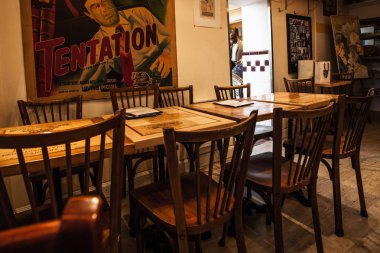 Paris, Fransa-6 Ekim 2016: etkileyici Cafe Montmartre Montmartre tepe üzerinde. Geleneksel Fransız cafe ve sanat galerileri Montmartre Paris en çok ziyaret edilen yerlerinden biridir.