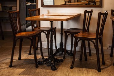 Paris, Fransa-6 Ekim 2016: etkileyici Cafe Montmartre Montmartre tepe üzerinde. Geleneksel Fransız cafe ve sanat galerileri Montmartre Paris en çok ziyaret edilen yerlerinden biridir.