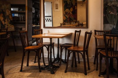 Paris, Fransa-6 Ekim 2016: etkileyici Cafe Montmartre Montmartre tepe üzerinde. Geleneksel Fransız cafe ve sanat galerileri Montmartre Paris en çok ziyaret edilen yerlerinden biridir.