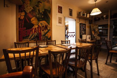 Paris, Fransa-6 Ekim 2016: etkileyici Cafe Montmartre Montmartre tepe üzerinde. Geleneksel Fransız cafe ve sanat galerileri Montmartre Paris en çok ziyaret edilen yerlerinden biridir.