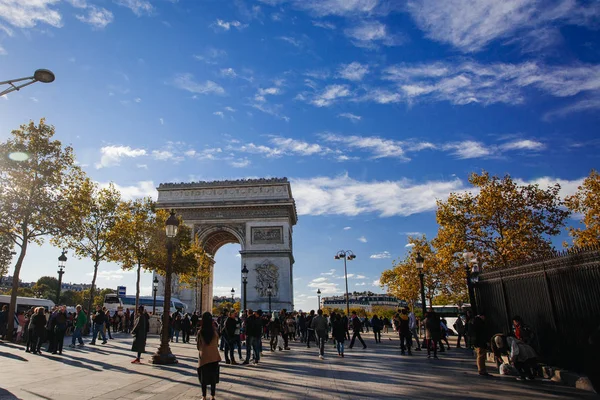 2016年10月6日 在法国巴黎的夏夜大道上 游客们欣赏香榭丽舍大街上的凯旋门美丽建筑 — 图库照片