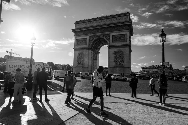 Paryż Października 2016 Turystów Podziwiać Piękną Architekturę Łuku Triumfalnego Pola — Zdjęcie stockowe