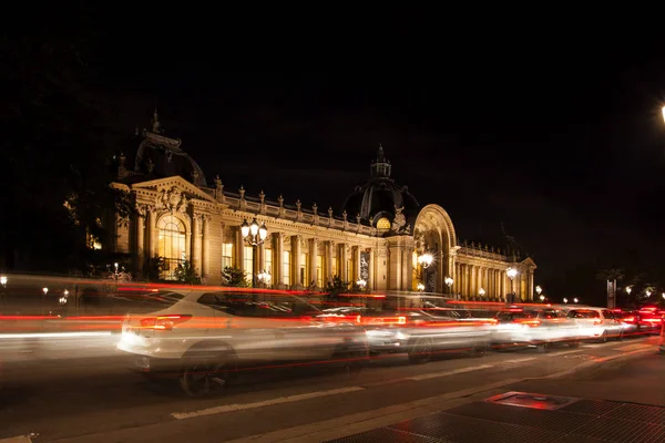 法国巴黎 2016年10月6日 2016年10月6日巴黎拥有夜间交通的宏伟小皇宫 — 图库照片