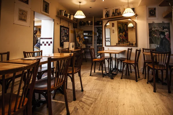 Paris, Fransa-6 Ekim 2016: etkileyici Cafe Montmartre Montmartre tepe üzerinde. Geleneksel Fransız cafe ve sanat galerileri Montmartre Paris en çok ziyaret edilen yerlerinden biridir.