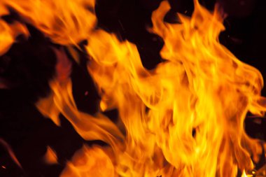 alevler siyah arkaplanda