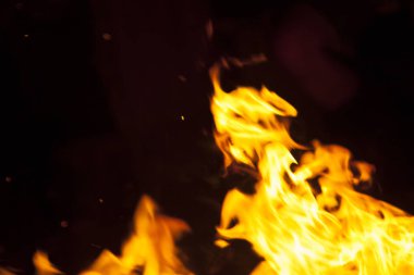 alevler siyah arkaplanda