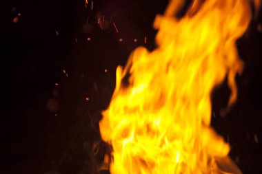 alevler siyah arkaplanda