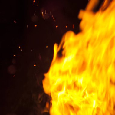 alevler siyah arkaplanda