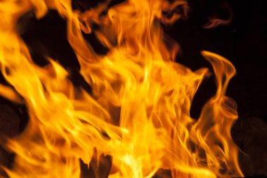 alevler siyah arkaplanda