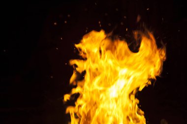 alevler siyah arkaplanda