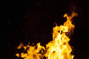 alevler siyah arkaplanda