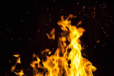 alevler siyah arkaplanda