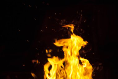 alevler siyah arkaplanda