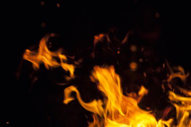 alevler siyah arkaplanda