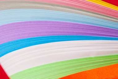 Kwilling iosolated beyaz arka plan üzerinde renkli kağıt
