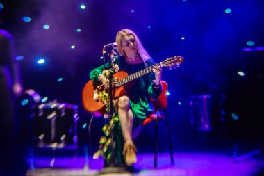 Genç sarışın kadın şarkıcı konser ışık