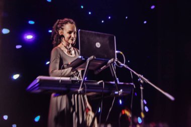 Genç kadın şarkıcı konser ışık