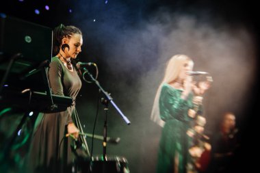 Genç sarışın kadın şarkıcı konser ışık