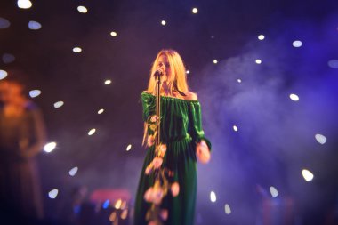 Genç sarışın kadın şarkıcı konser ışık