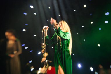 Genç sarışın kadın şarkıcı konser ışık