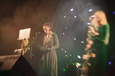 Genç sarışın kadın şarkıcı konser ışık