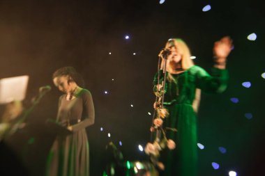 Genç sarışın kadın şarkıcı konser ışık