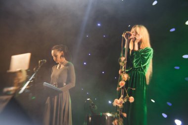 Genç sarışın kadın şarkıcı konser ışık