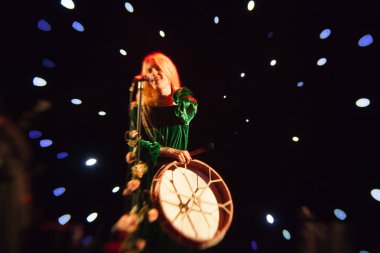 Genç sarışın kadın şarkıcı konser ışık