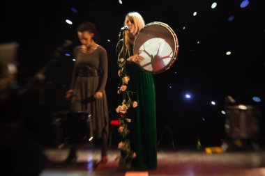 Genç sarışın kadın şarkıcı konser ışık