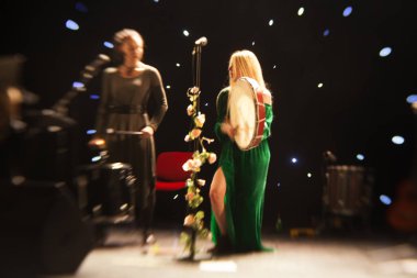 Genç sarışın kadın şarkıcı konser ışık