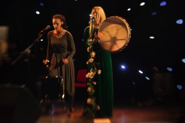 Genç sarışın kadın şarkıcı konser ışık