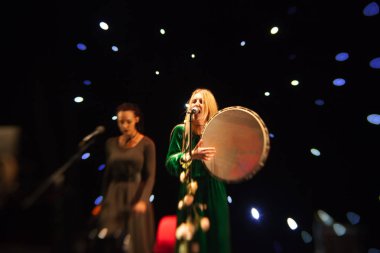 Genç sarışın kadın şarkıcı konser ışık