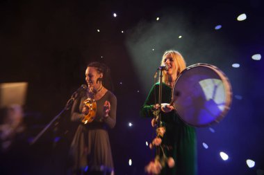 Genç sarışın kadın şarkıcı konser ışık