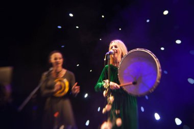 Genç sarışın kadın şarkıcı konser ışık